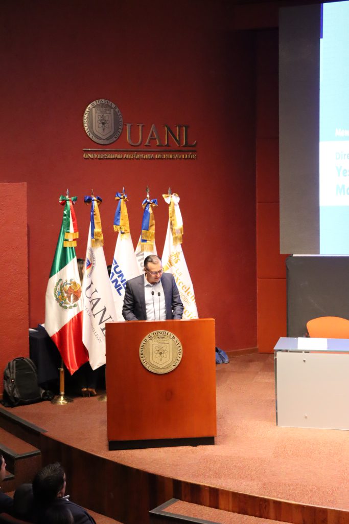 Jacobo Fernández, director general de Yesera Monterrey dirigiendo un mensaje a los asistentes.